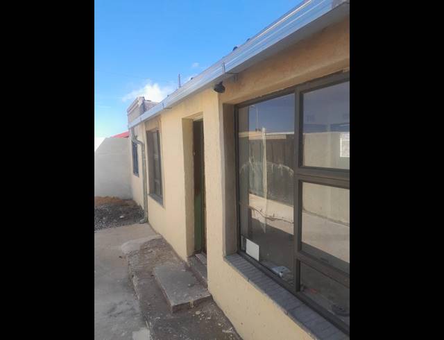 2 BEDROOM HOUSE FOR SALE IN MOFOLO CENTRAL
